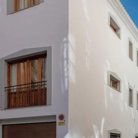 Cozy House With Parking Included *