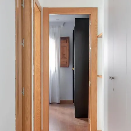 Cozy House With Parking Included *